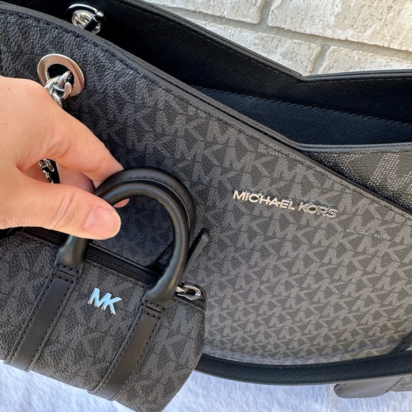 Michael Kors purse wallet and keychain - Picture 3 of 12